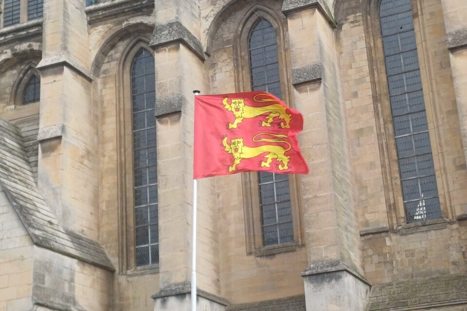 Jean Mabire et les drapeaux normands près de la collégiale de Eu ?